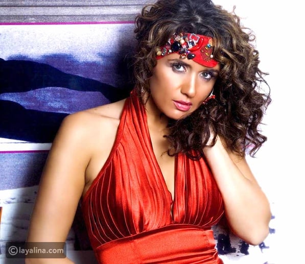 غادة عادل ارتدت الحجاب لفترة وبدأت بارتياد دروس للدين ولكنها تراجعت وعادت للفن