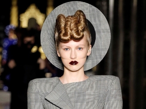 أحمر الشفاه الداكن يسي...