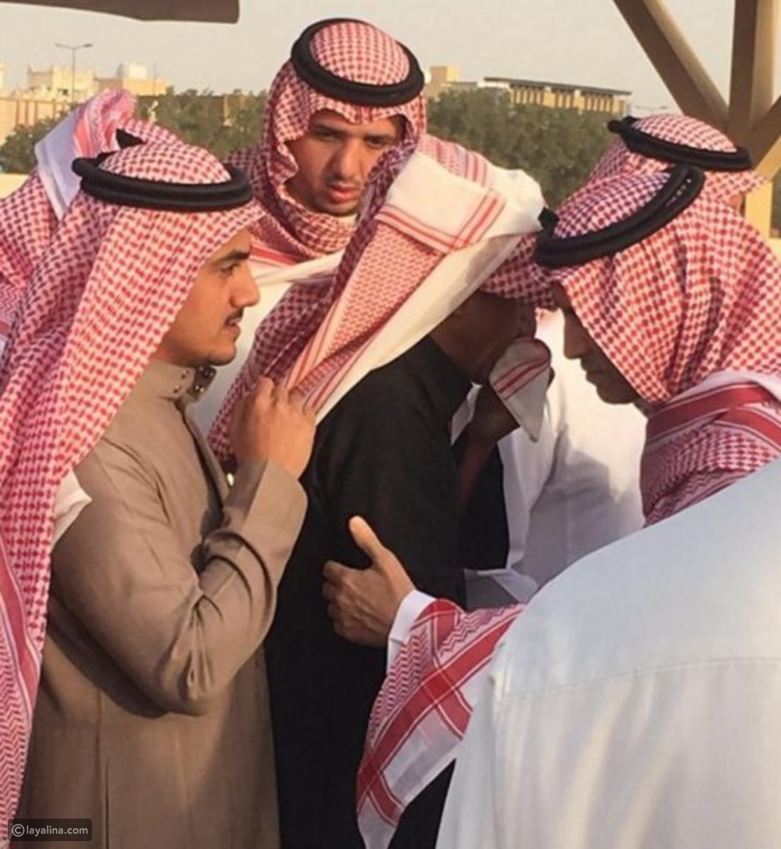 الحزن يسود على ناصر القصبي في جنازة والده