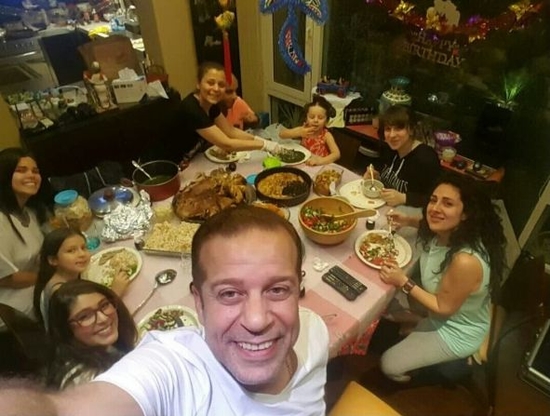 عائلة شريف منير على مائدةة إفطار رمضان 647cc2206a62cce92d95adc82331fe878a956196-080616084208