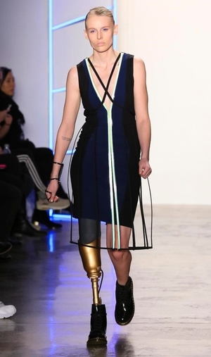 عارضة أزياء بساق اصطنا...