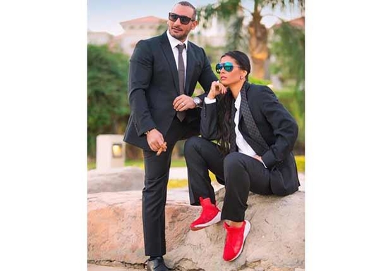 ساندي التونسية تلفت الأنظار ببذلتها الرجالية