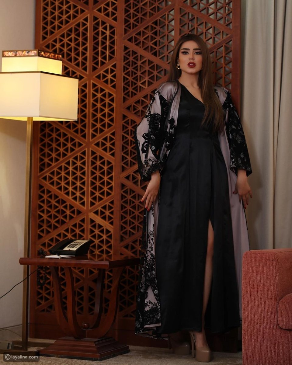 فساتين لعارضه الازياء مودل شادن