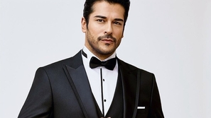 الكشف عن إطلالة بوراك أوجيفيت وأول ظهور له في مسلسله