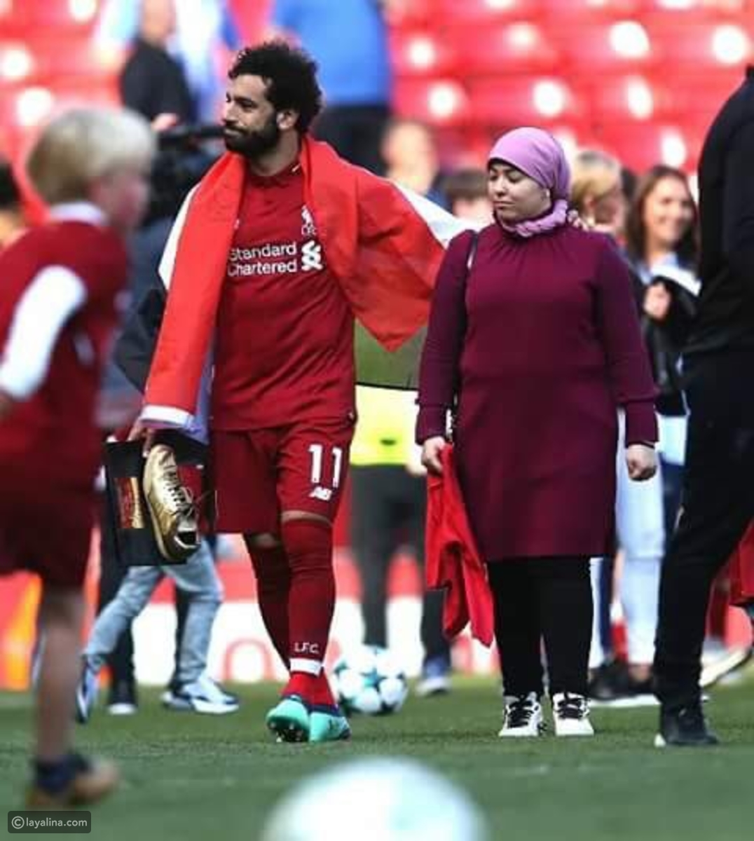 محمد صلاح يحتفل مع زوجته وابنته بجائزة أفضل لاعب في الدوري الإنجليزي