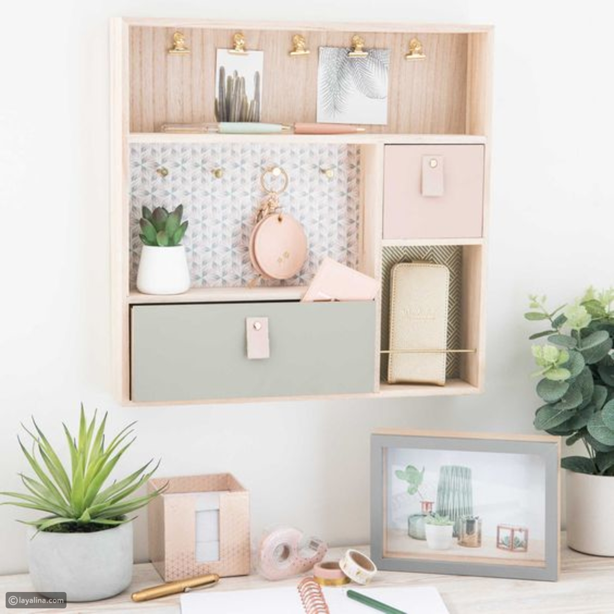 غرفة معيشة باللون الأصفر الوردي