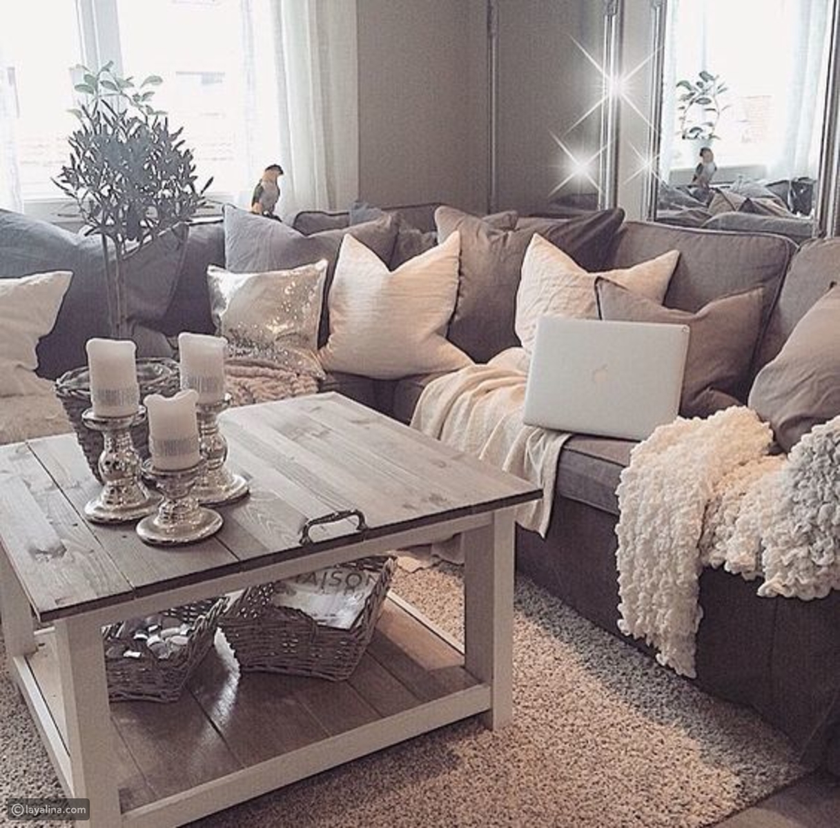 غرفة معيشة باللون الأصفر الوردي