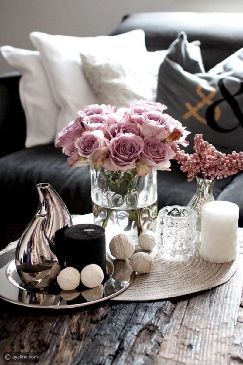 غرفة معيشة باللون الأصفر الوردي