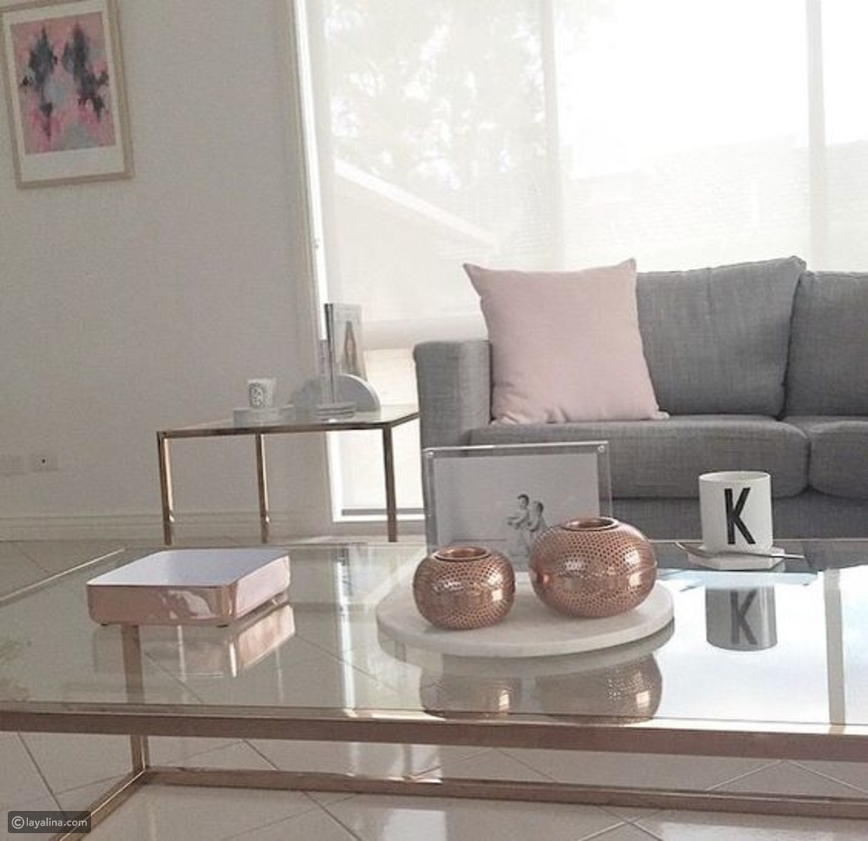 غرفة معيشة باللون الأصفر الوردي