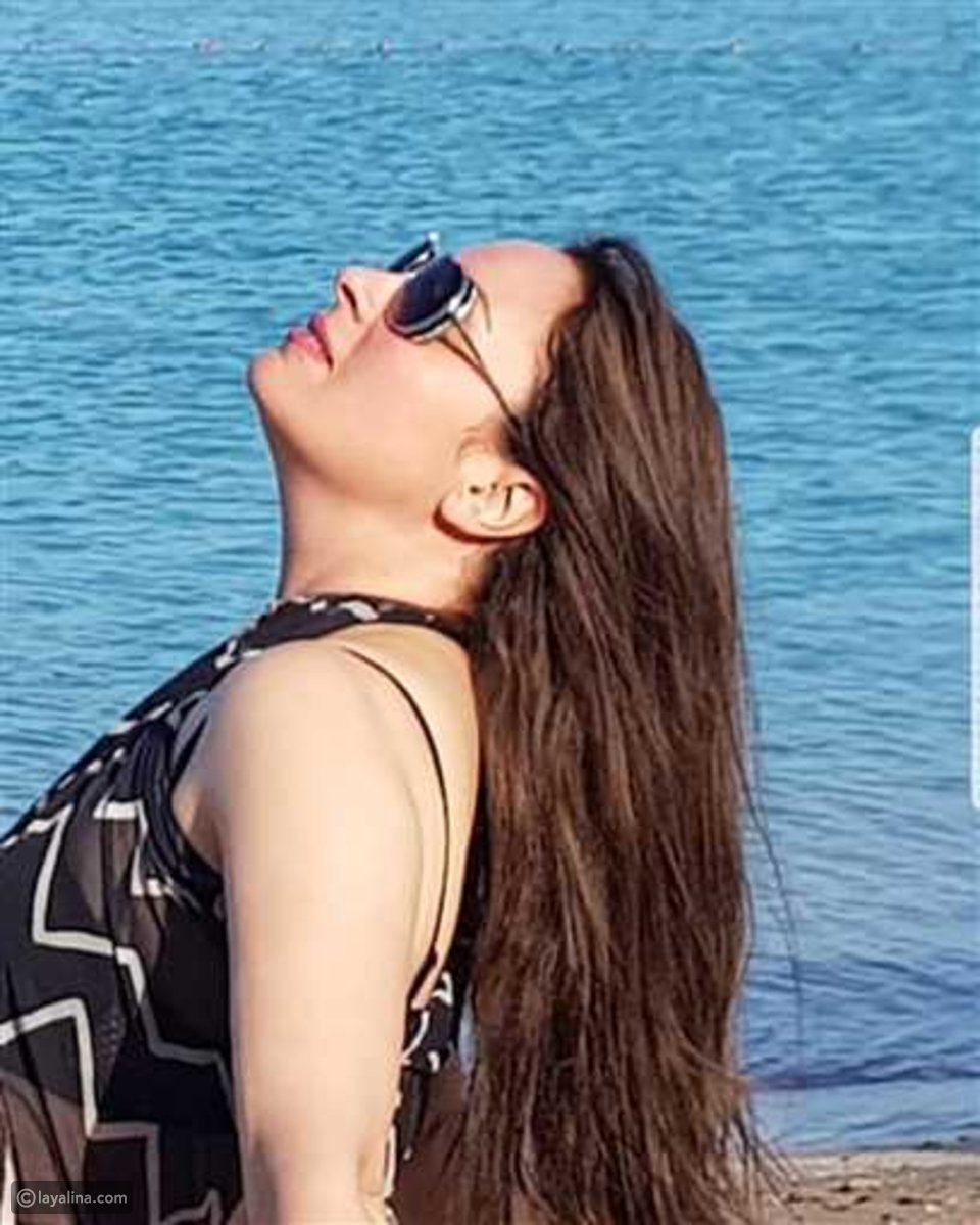 نرمين الفقي بإطلالة صيفية على البحر