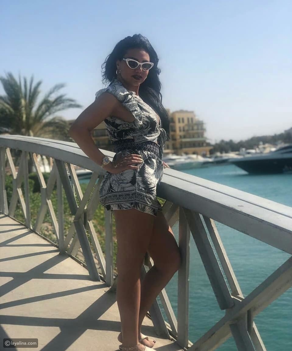 رنيا يوسف تثير ضجة بإطلالة صيفية جريئة على البحر