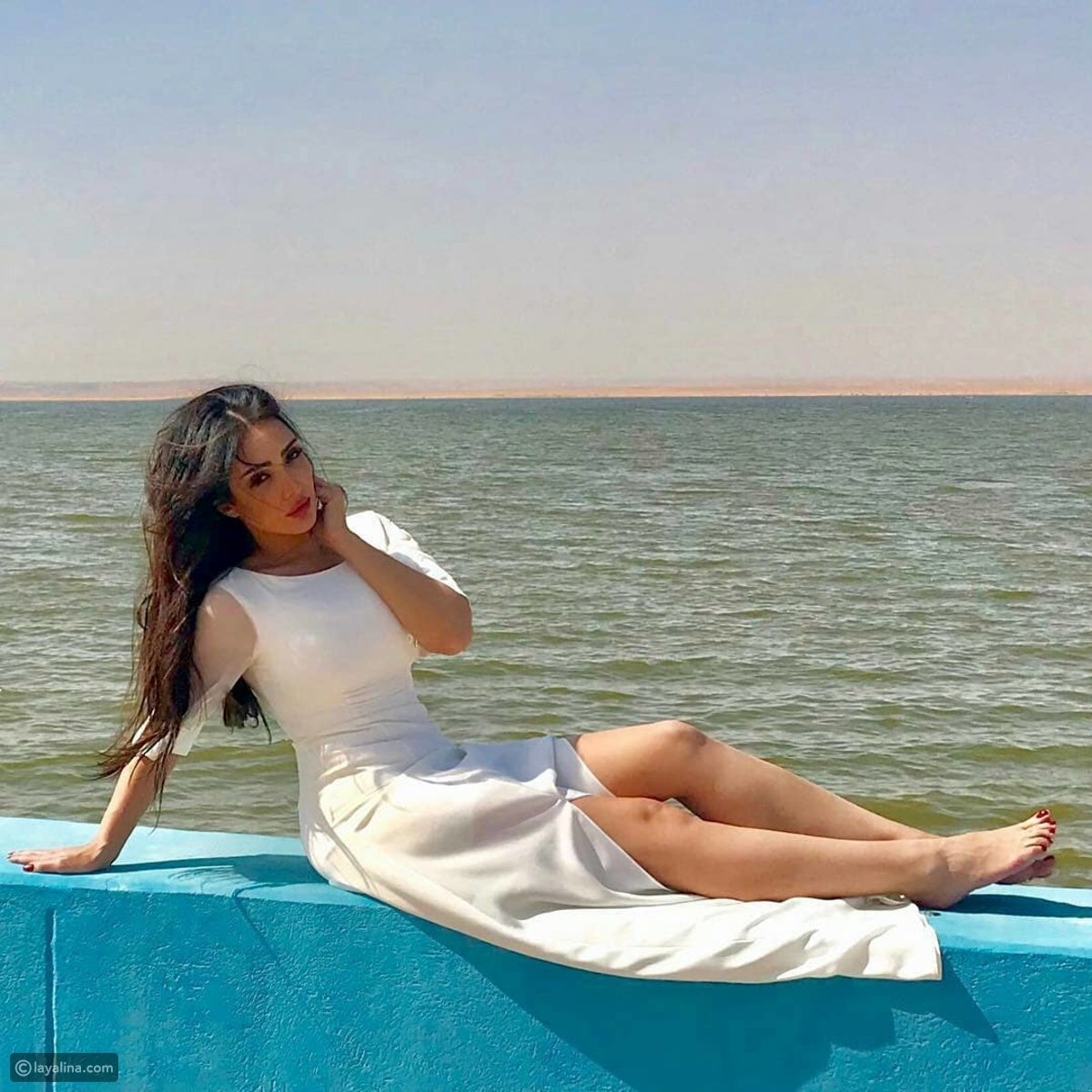 سامية الطرابلسي بإطلالة صيفية جريئة على البحر
