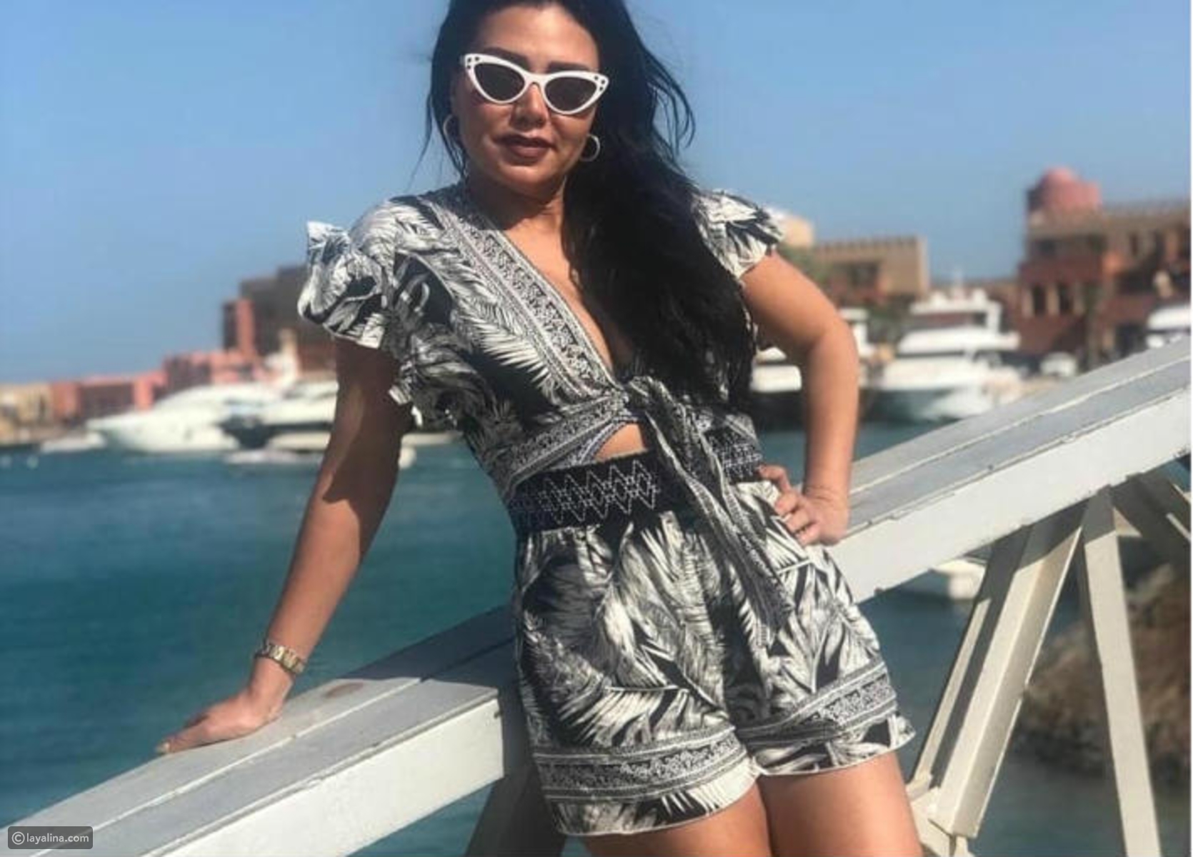 رنيا يوسف بإطلالة صيفية جريئة على البحر