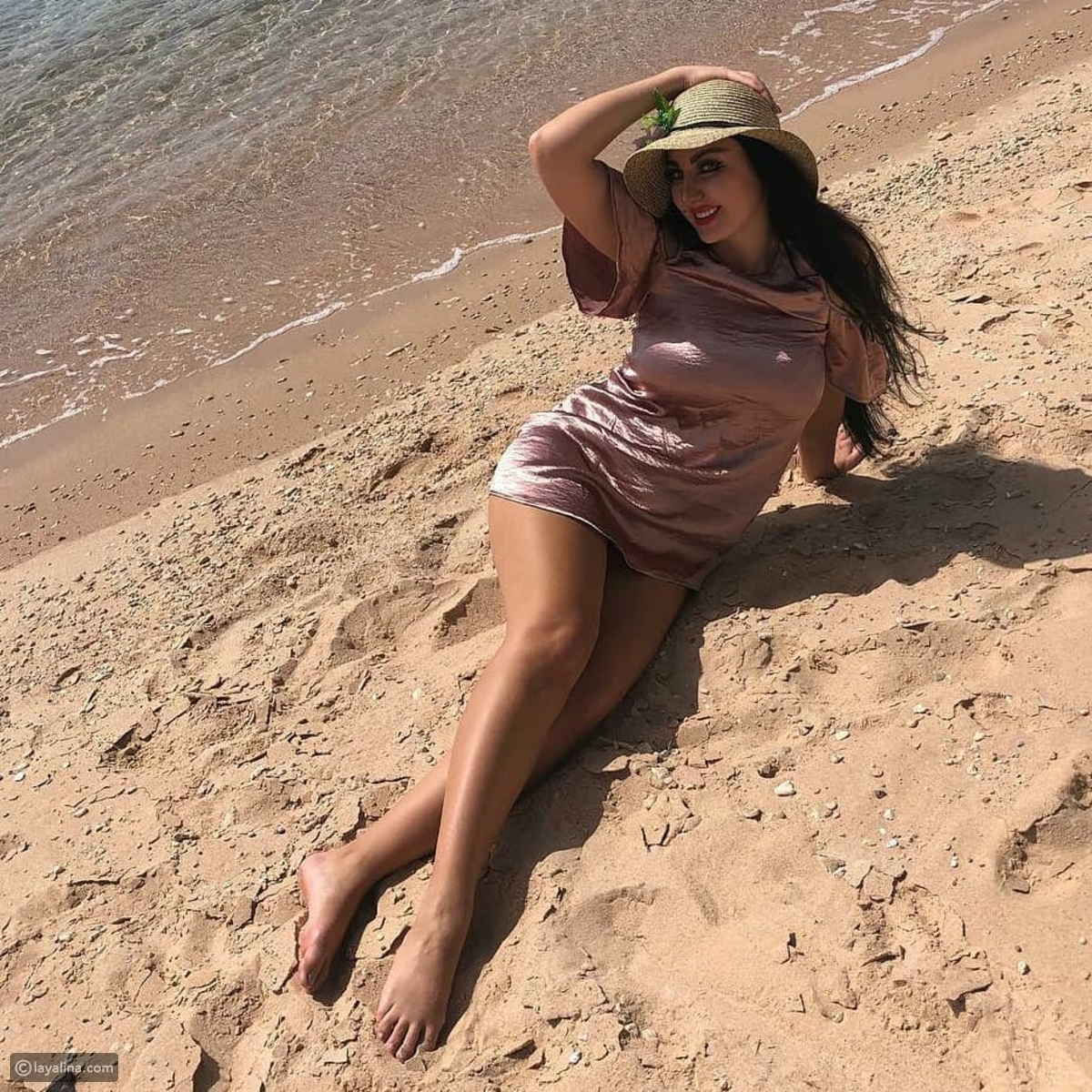 صافيناز بإطلالة صيفية جريئة على البحر