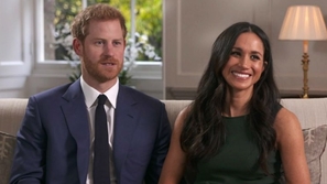 ميغان ماركل بنفس فستان خطوبتها وتكشف سراً عن ابنها: والأمير هاري يبكي