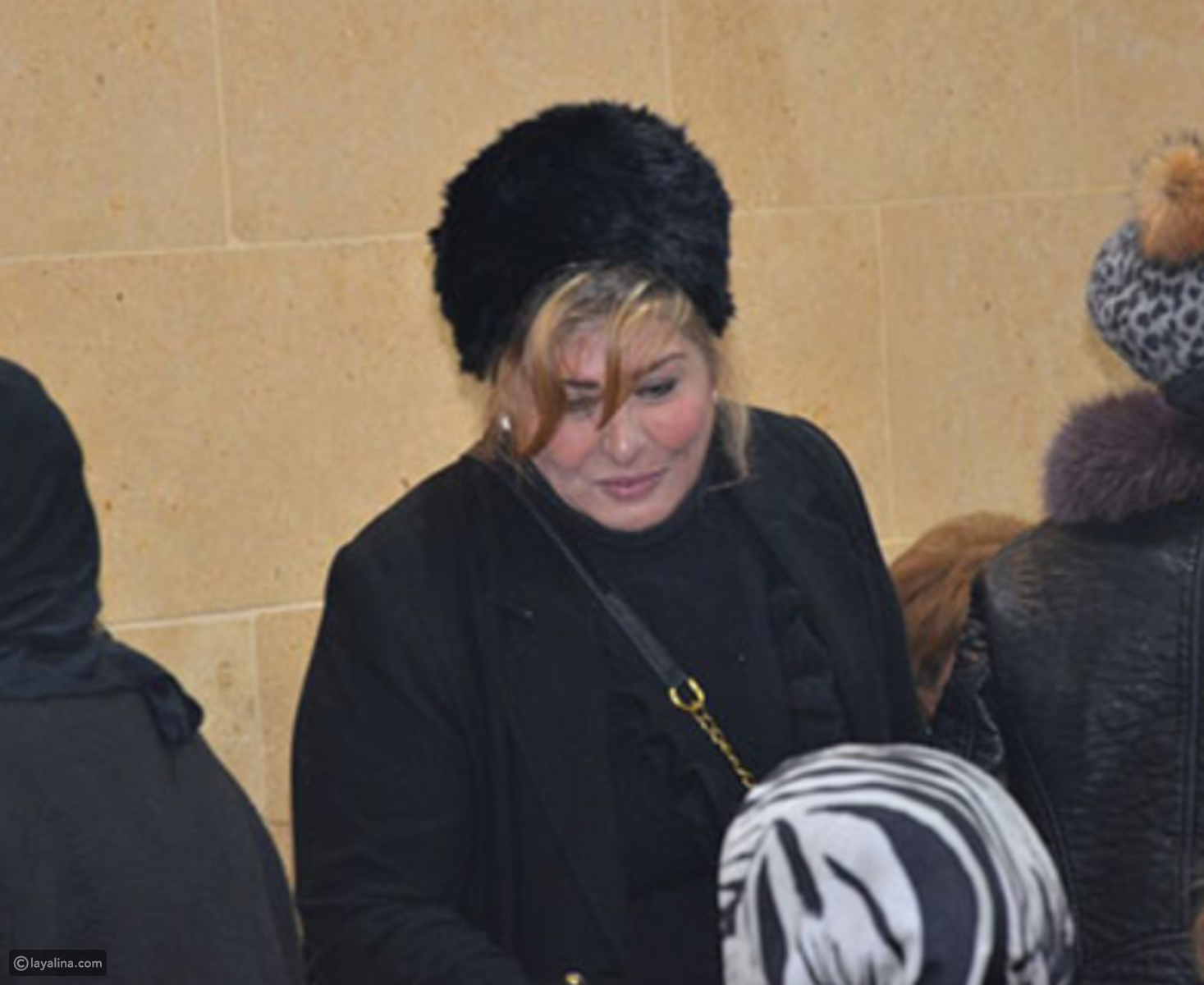 مكياج وقبعة سهير رمزي يسببان الانتقادات في عزاء شقيقة رجاء الجداوي