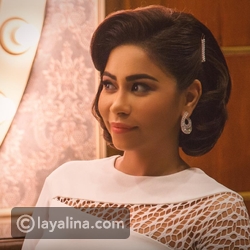 شيرين عبد الوهاب بقرطين على شكل حلقة مثلثة من الماس