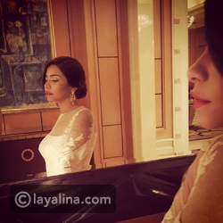 شيرين عبد الوهاب بقرطين على شكل حلقة ذهبية تتدلى منها تصميمات متنوعة