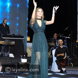 نانسي عجرم بتسريحة الشعر المموج المنسدل والمشبوك من الخلف بخصلات عرضية