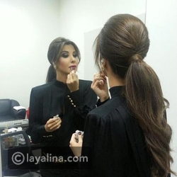 نانسي عجرم بتسريحة ذيل الحصان الكلاسيكي المزموم بخصلة من الشعر نفسه