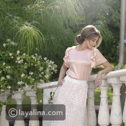 نانسي عجرم بتسريحة الكعكة الضخمة المنخفضة مع جديلة جانبية تصلها بالغرة