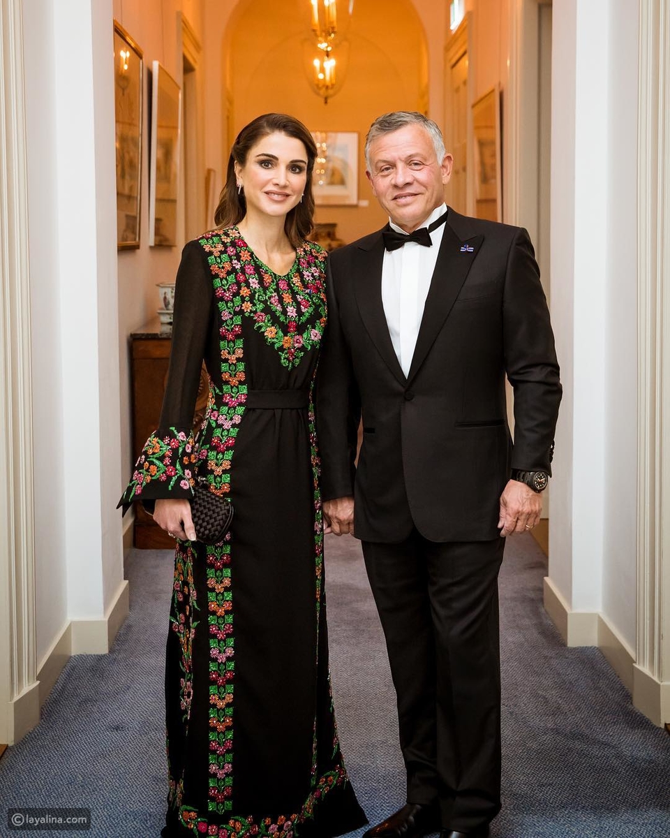 ترتدي الملكة رانيا العباءة بستايل لافت أنيق