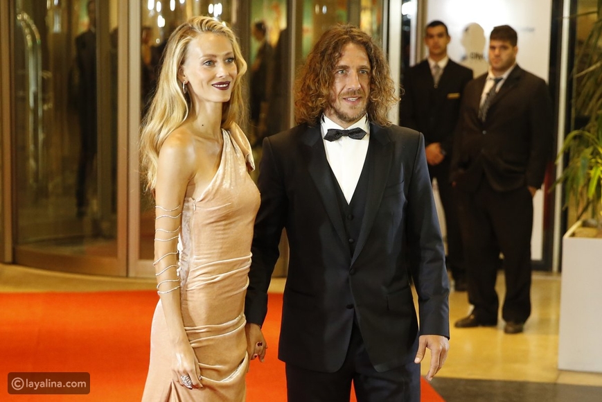 اللاعب كارليس بويول وزوجته