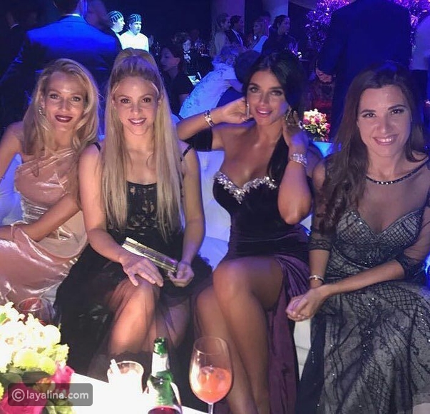 صورة لزوجات لاعبي فريق برشلونة ومنهن شاكيرا