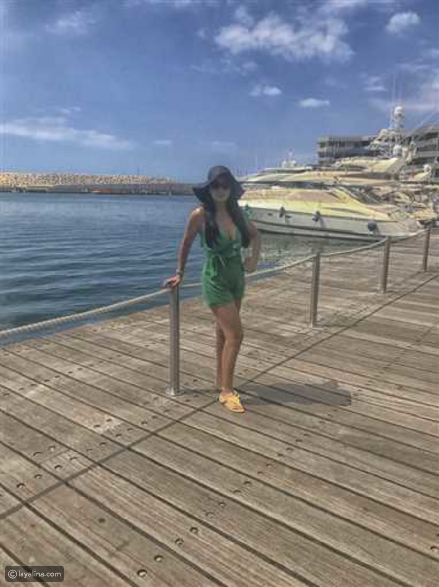 رانيا يوسف بإطلالة صيفية جريئة بفستان أخضر قصير عاري الصدر