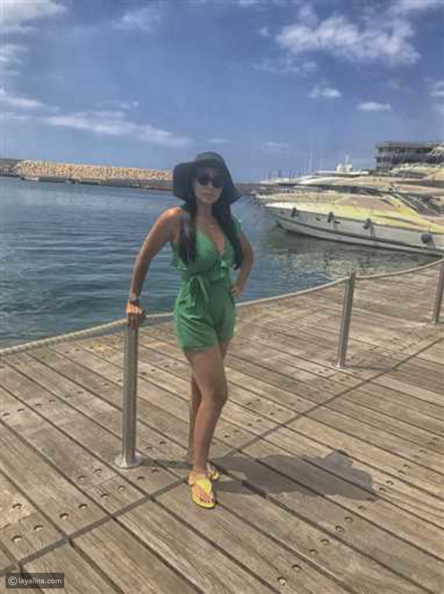 رانيا يوسف بإطلالة صيفية جريئة بفستان أخضر قصير