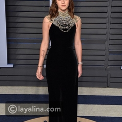 إيما واتسون بفستان أسود من المخمل مع صدر مزين باكسسوارات معدنية لامعة