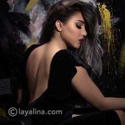 الفستان أيضاً مفتوح من الظهر