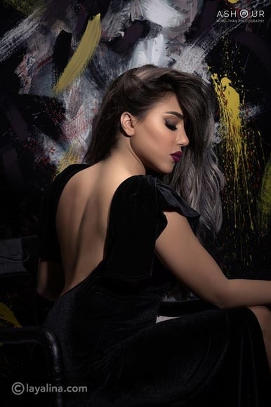 الفستان أيضاً مفتوح من الظهر