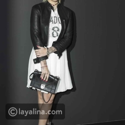 باريس جاكسون بتيشيرت وتنورة مسائية مع الجاكيت الجلدي