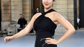 شاهدي أسيل عمران عارضة أزياء على الـCatwalk في أسبوع باريس للموضة