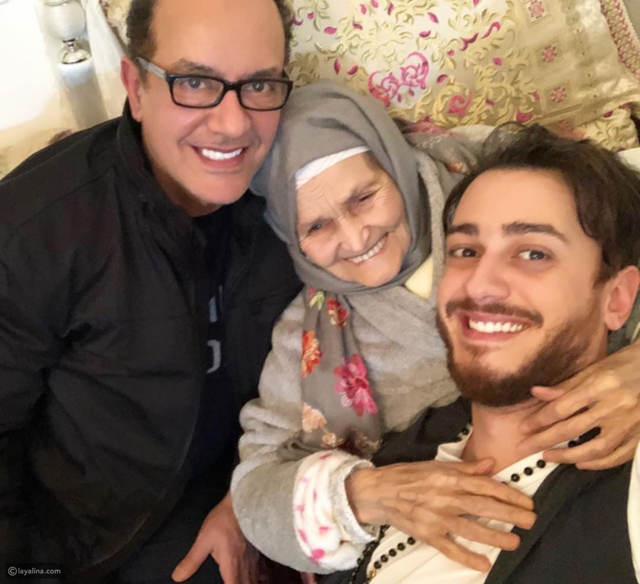 سعد المجرد مع جدته ووالده في منزلها بالمغرب