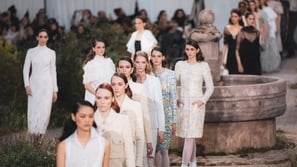 Chanel يستعيد طفولة Coco Chanel في مجموعته لربيع 2020