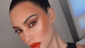 احصلي على لوك كيم كارداشيان المشتعل بدرجات الأحمر بهذه الخطوات