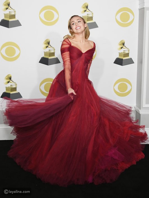 مايلي سايروس بفستان المصمم Zac Posen بحفل Grammy Awards 2018