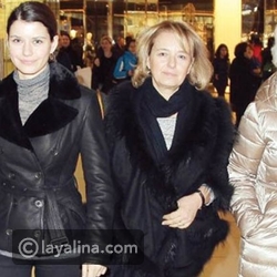 النجمة التركية بيرين سات مع جدتها ووالدتها