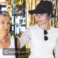 الممثلة التركية سلمى ارجش مع والدتها