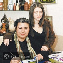 هازال كايا مع والدتها