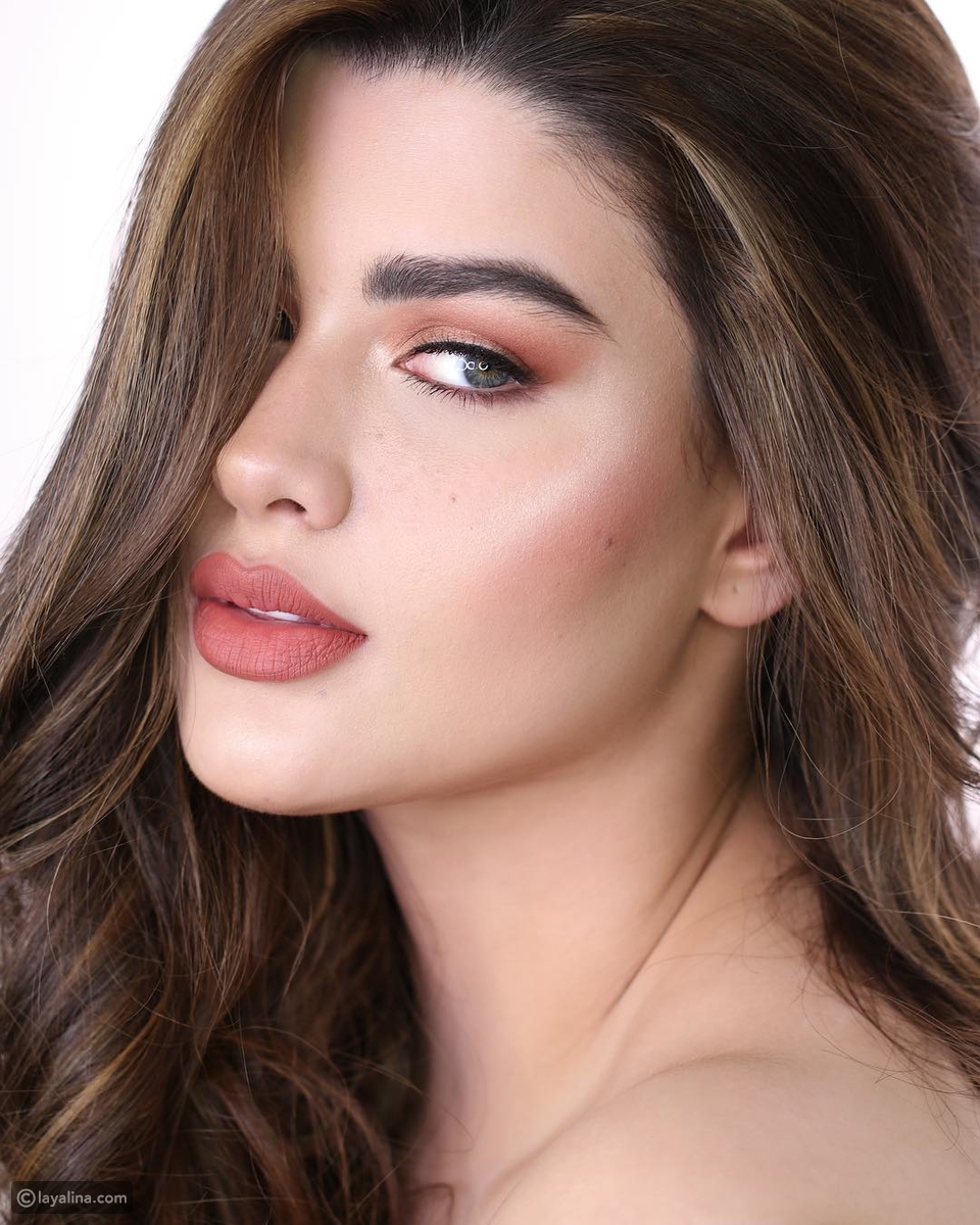 مكياج باللون الاحمر الفاشينيستا روان