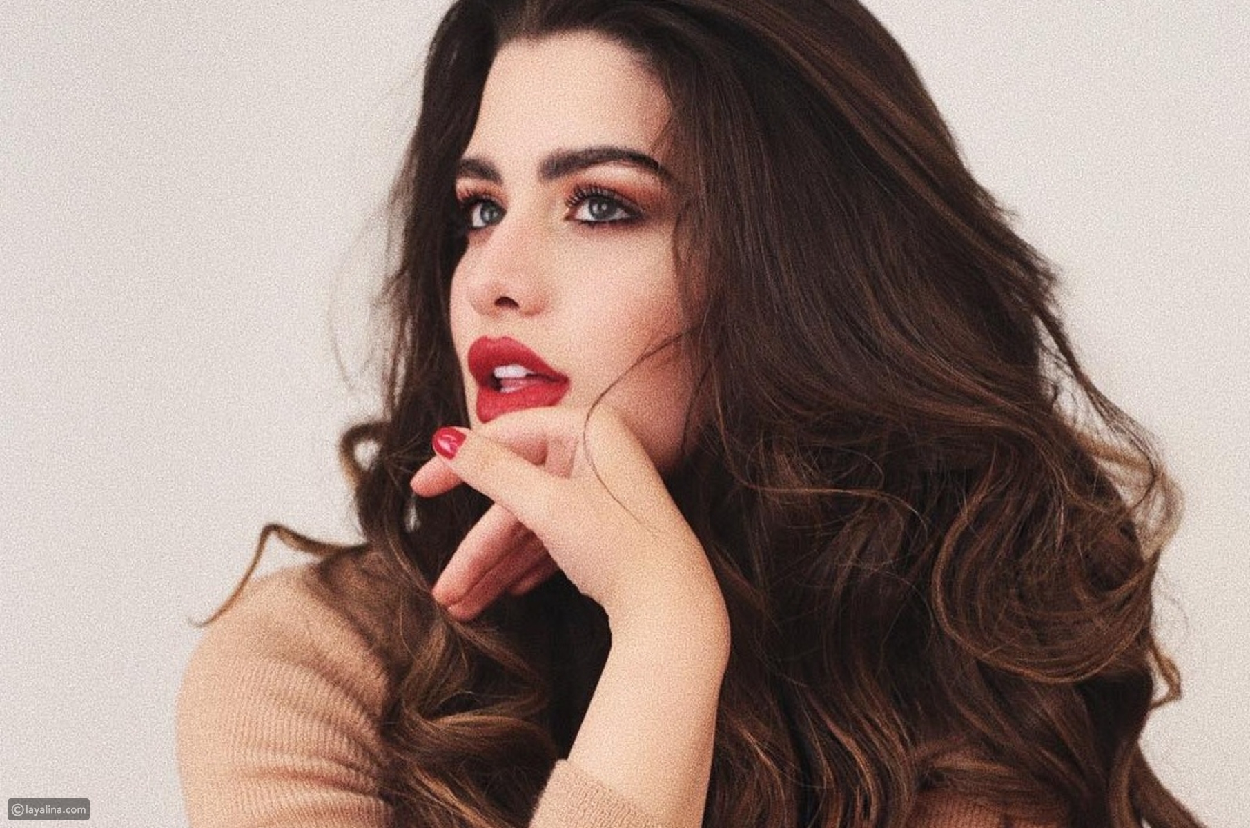 مكياج باللون الاحمر الفاشينيستا روان