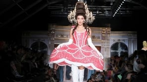 حلى الكيك في أبهى صورة في عرض أزياء Moschino في أسبوع الموضة في ميلان