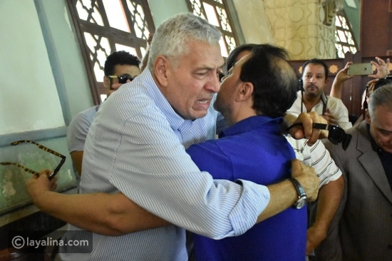 والد الراحل عمرو سمير يتقبل التعازي 