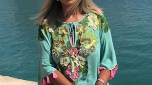 صور إطلالة بوسي شلبي في عطلتها الصيفية تقسم الآراء.. والبعض سخر منها