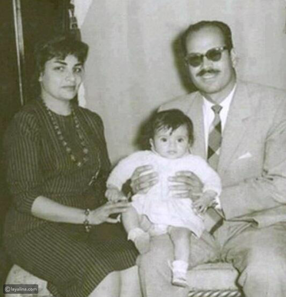 صورة نادرة من طفولة عمرو دياب مع والديه، أيهما يشبهه؟ - ليالينا