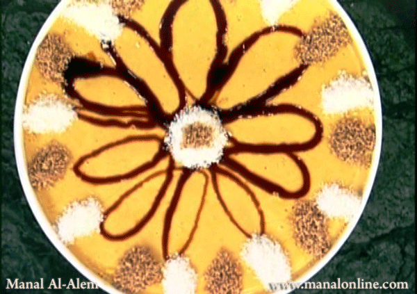 قالب الكريم كراميل مع صلصة التوفي من مطبخ منال العالم