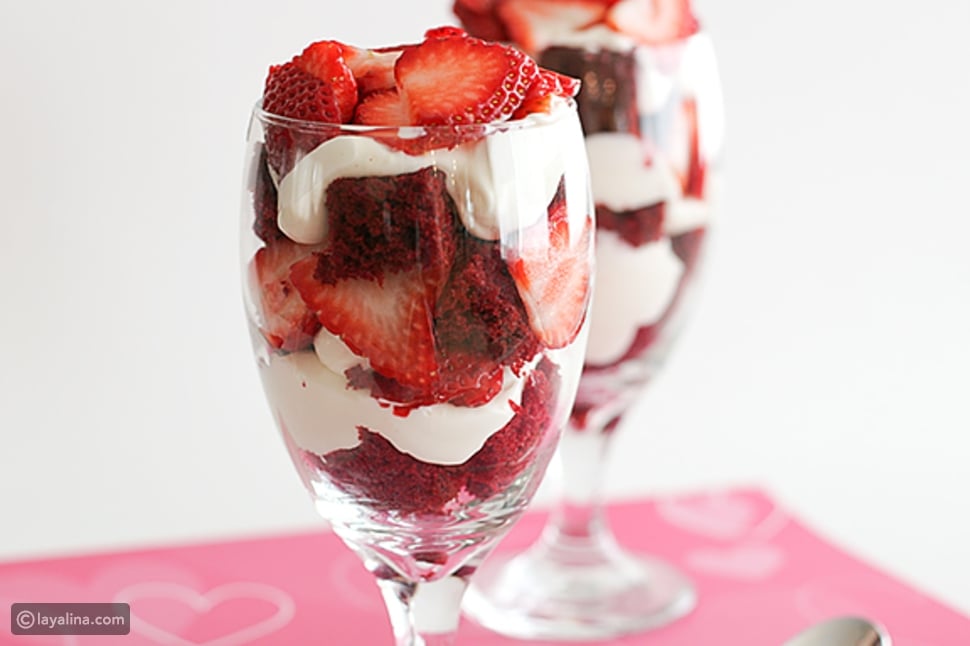 ترايفل الفراولة والكيك المخملي الأحمر